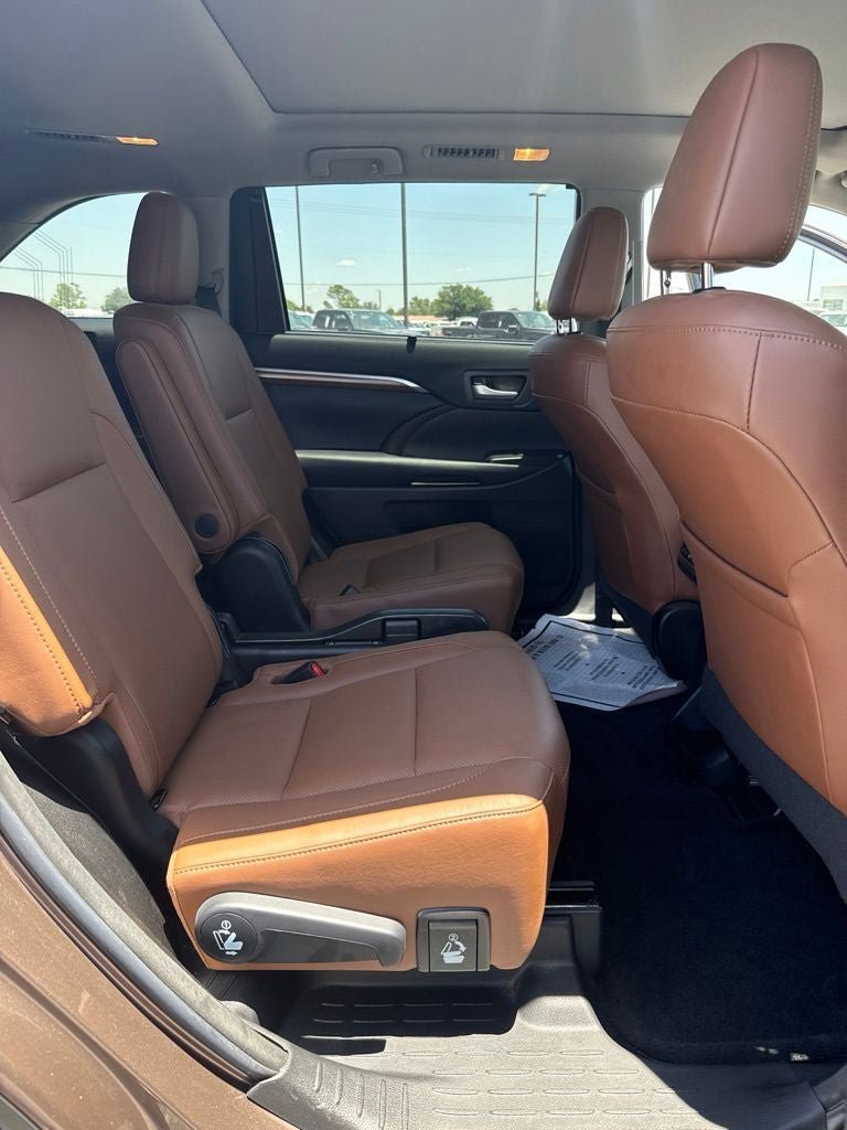 Used 2017 Toyota Highlander Limited Platinum AWD/4WD image 12