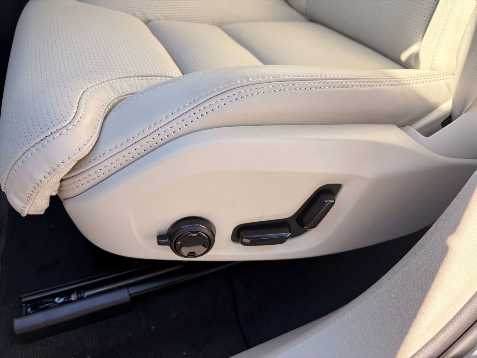 New 2026 Volvo XC60 B5 Ultra w/ Climate Package image 13