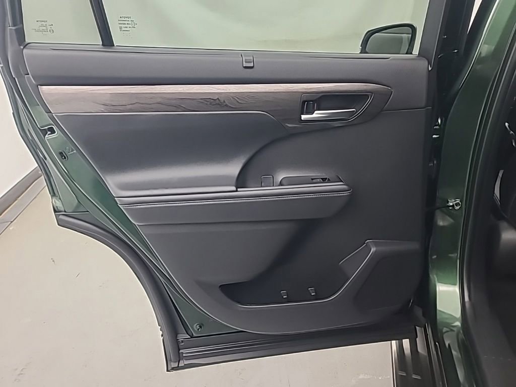 Used 2025 Toyota Highlander Platinum image 20