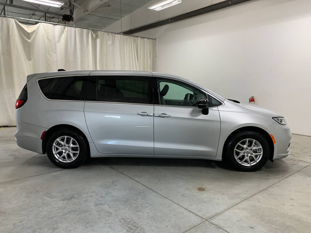Used 2024 Chrysler Pacifica Touring-L FWD image 11
