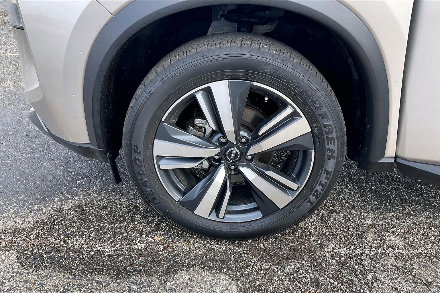 Used 2023 Nissan Rogue SL image 3