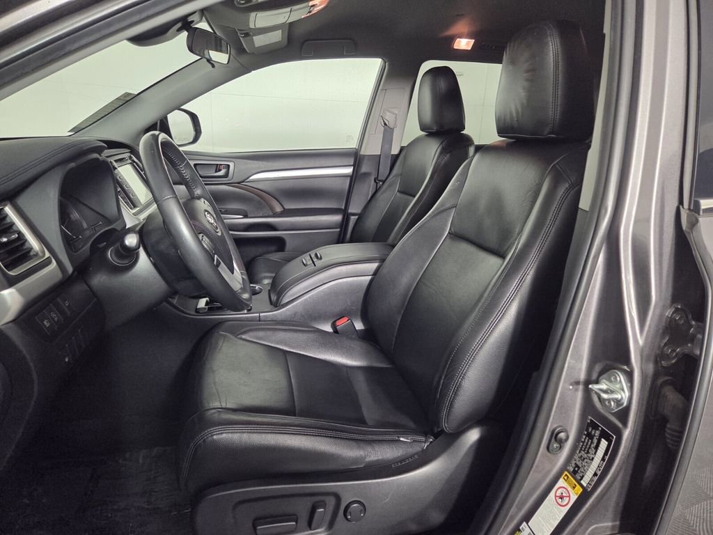 Used 2019 Toyota Highlander Plus FWD image 12
