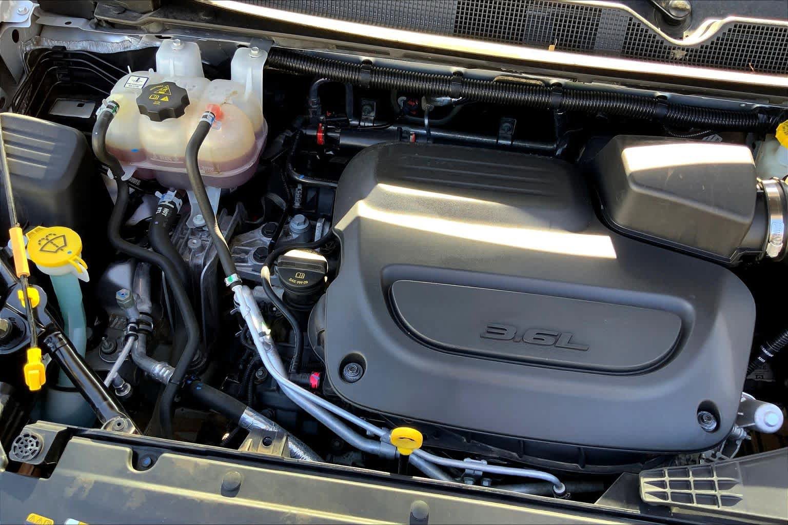 Used 2024 Chrysler Pacifica Touring-L FWD image 33