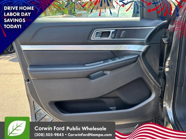 Used 2017 Ford Explorer XLT w/ Equipment Group 202A AWD/4WD image 13