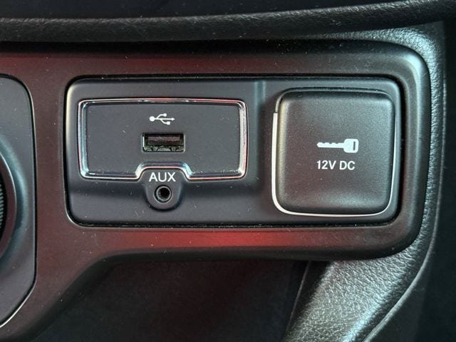 Used 2023 Jeep Renegade Latitude AWD/4WD image 22