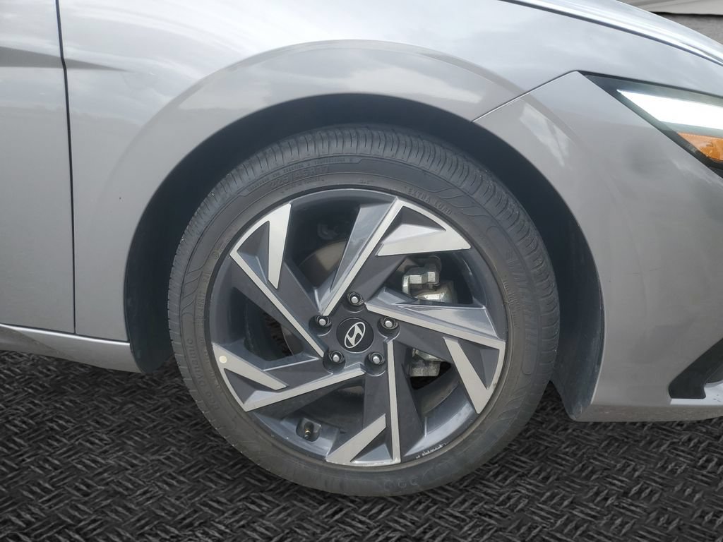 Used 2025 Hyundai Elantra Limited FWD image 11