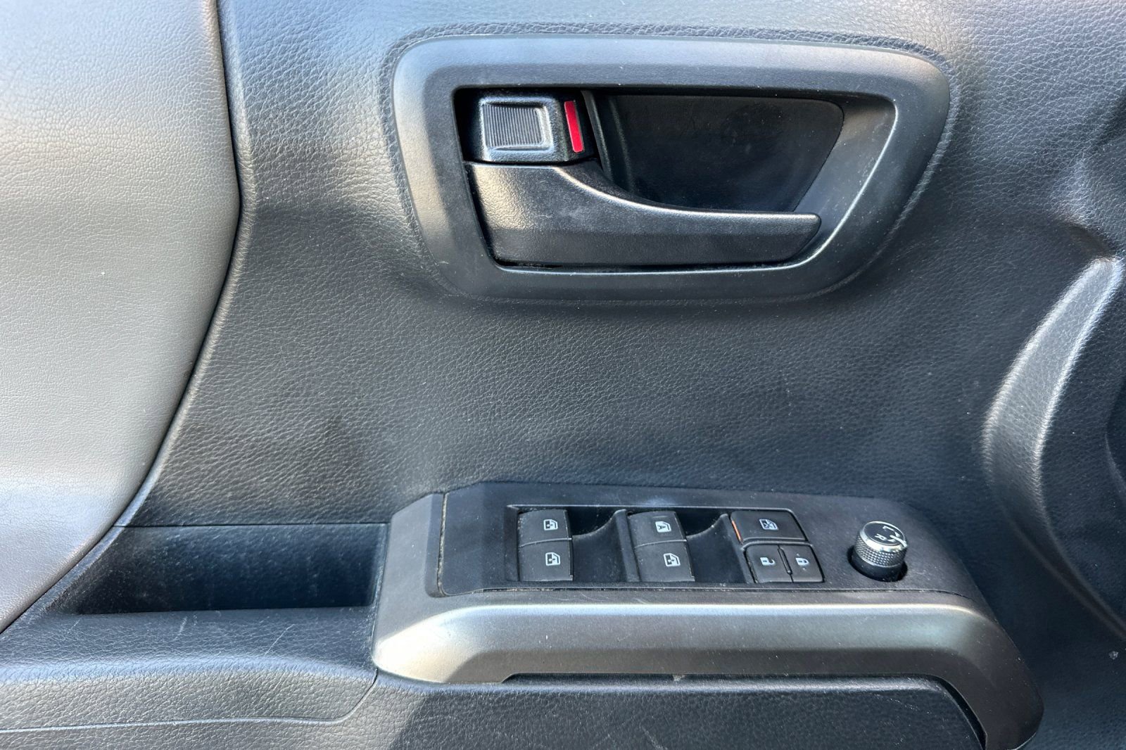 Used 2018 Toyota Tacoma SR5 AWD/4WD image 11