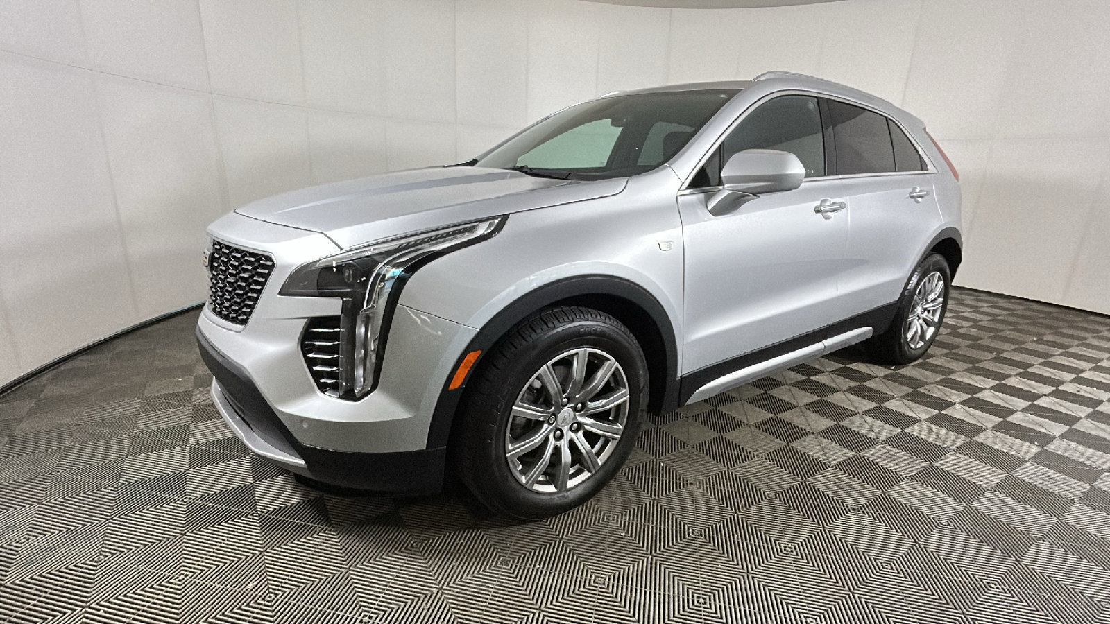 Used 2019 Cadillac XT4 Premium Luxury w/ Cold Weather Package AWD/4WD image 8