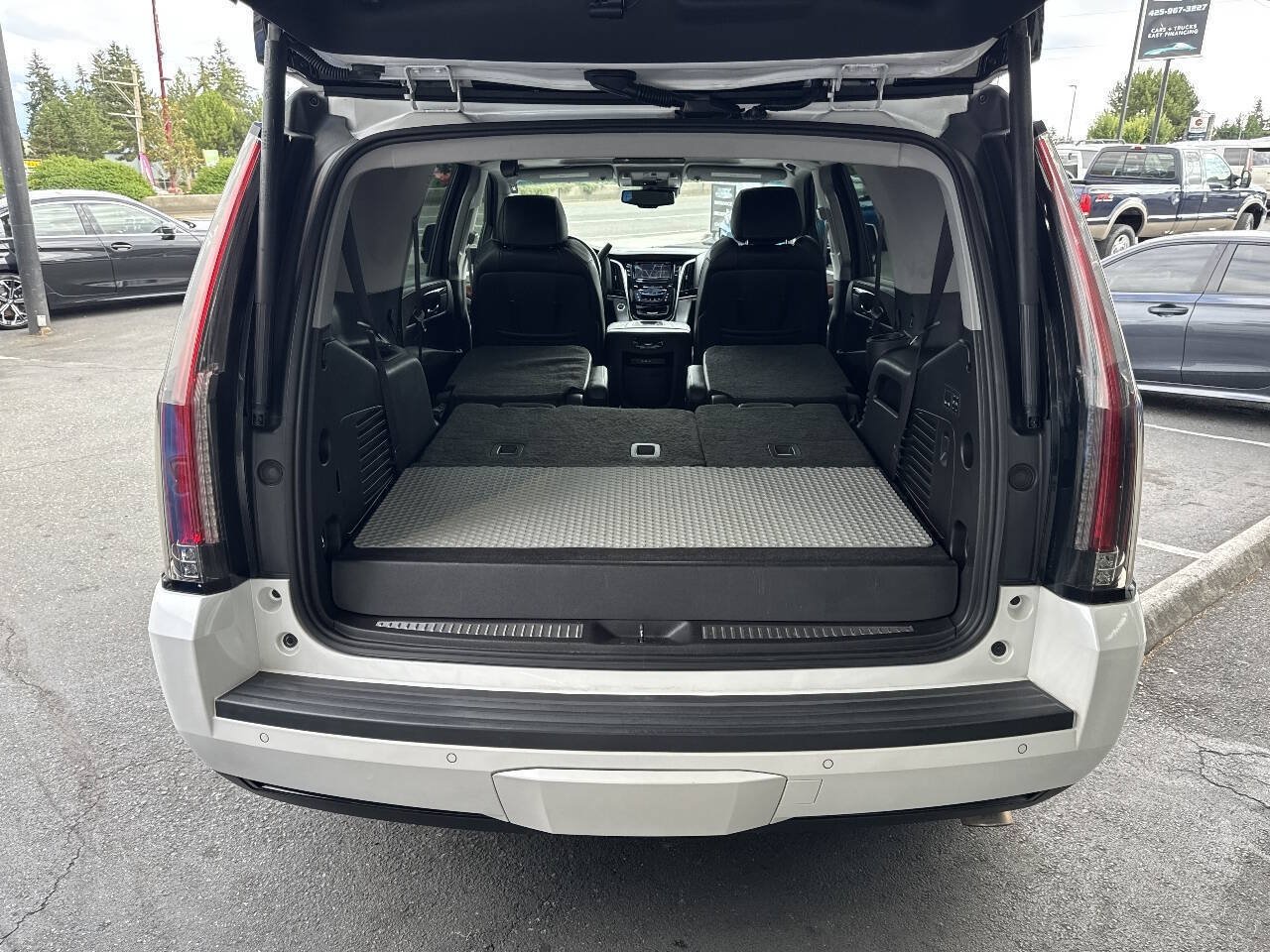Used 2016 Cadillac Escalade Premium AWD/4WD image 4