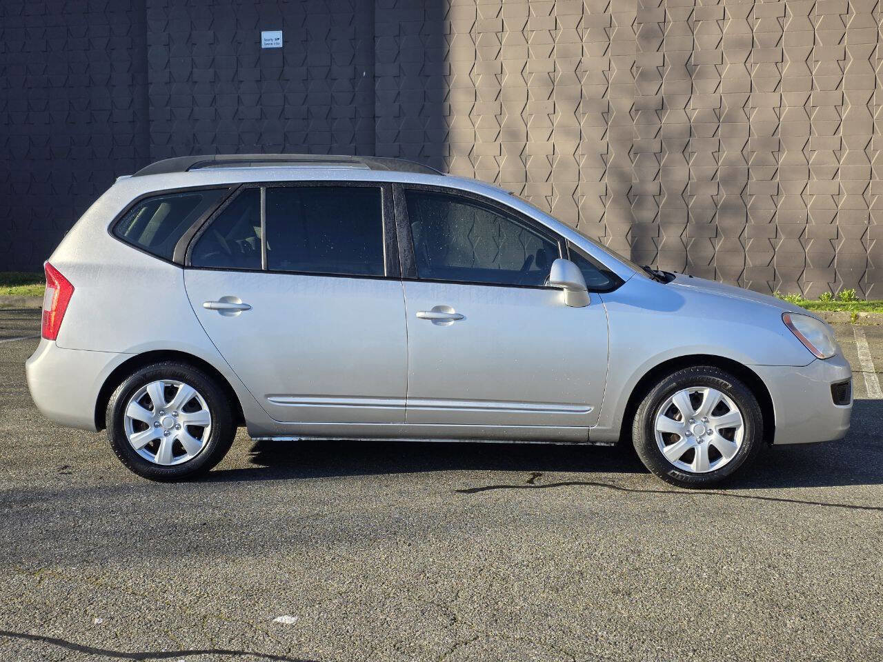 Used 2009 Kia Rondo LX image 4