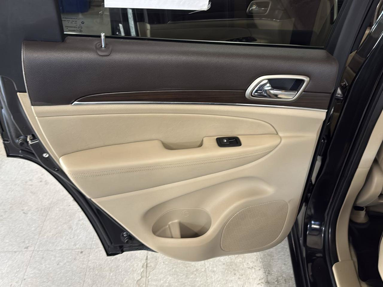 Used 2015 Jeep Grand Cherokee Overland AWD/4WD image 41