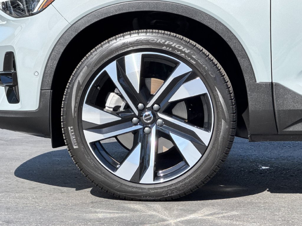 Certified 2024 Volvo XC40 B5 Ultimate w/ Protection Package Premier AWD/4WD image 25