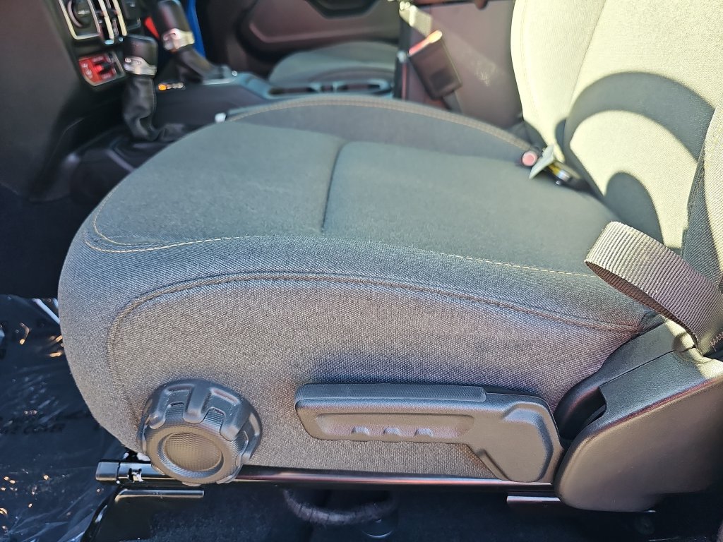 Used 2025 Jeep Wrangler Unlimited Sport AWD/4WD image 28