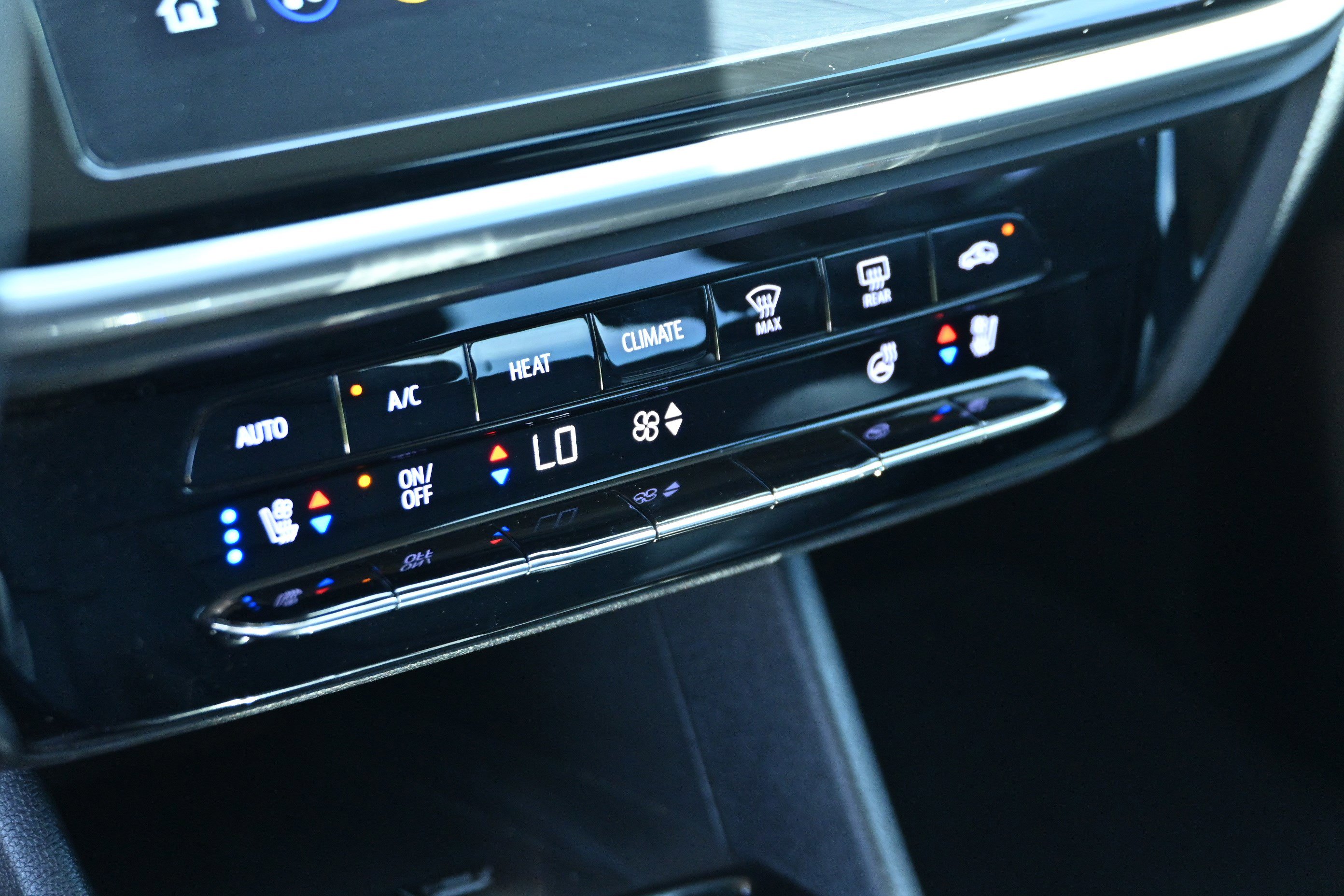 Used 2023 Chevrolet Bolt EUV Premier w/ Sun & Sound Package FWD image 23