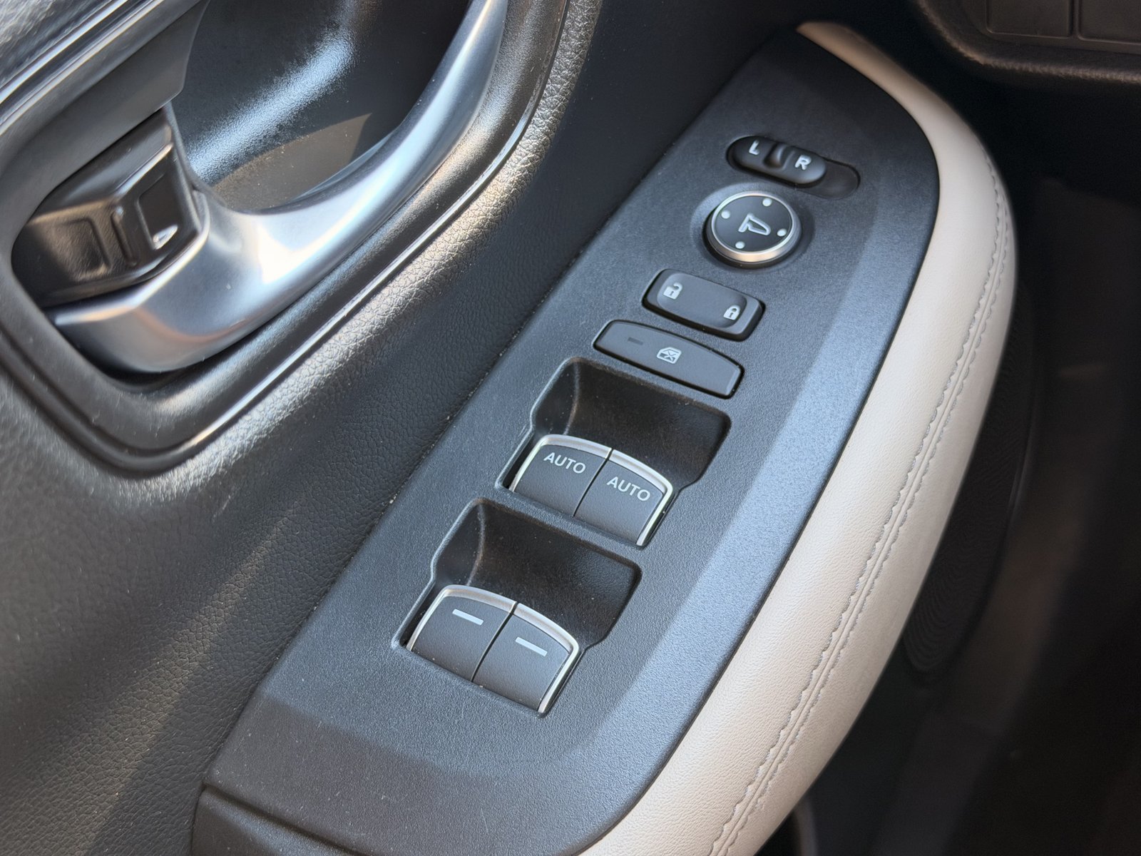 Used 2025 Honda HR-V EX-L image 18