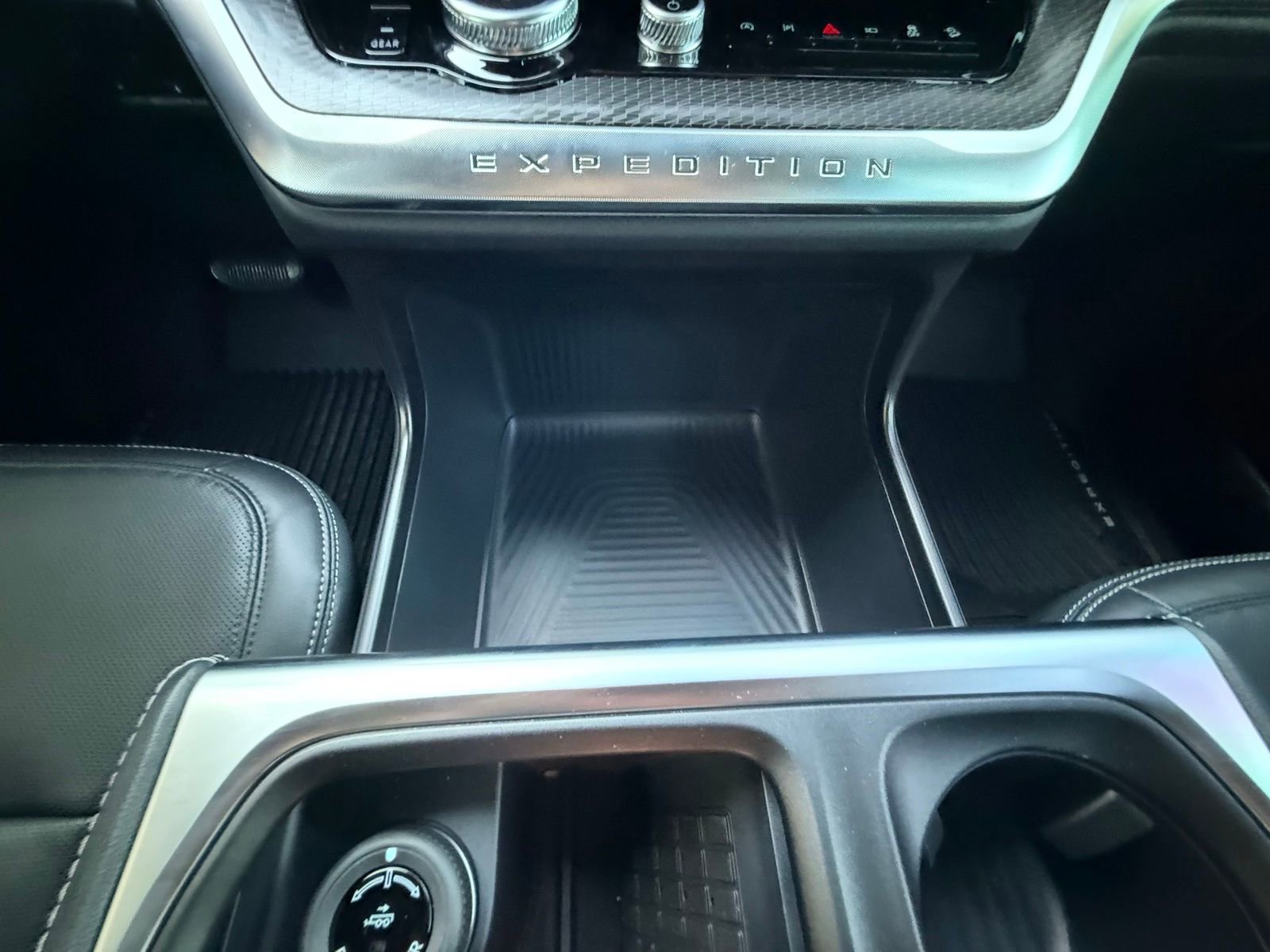 New 2025 Ford Expedition Platinum w/ Stealth Performance Package image 32