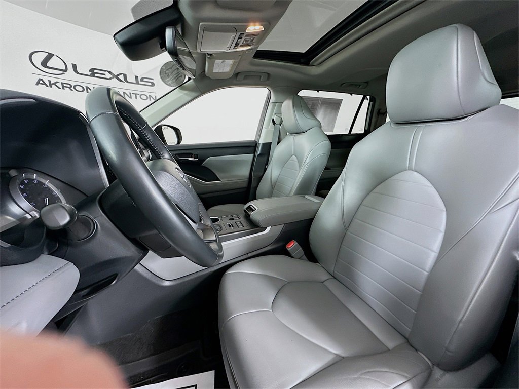 Used 2023 Toyota Highlander XLE image 3