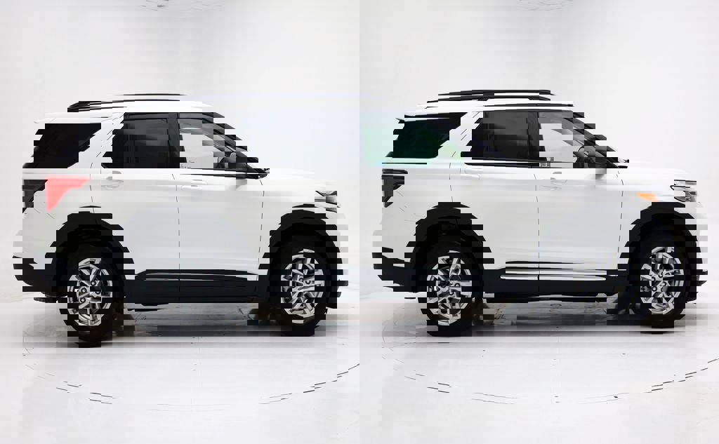 Used 2022 Ford Explorer XLT w/ Equipment Group 202A image 2
