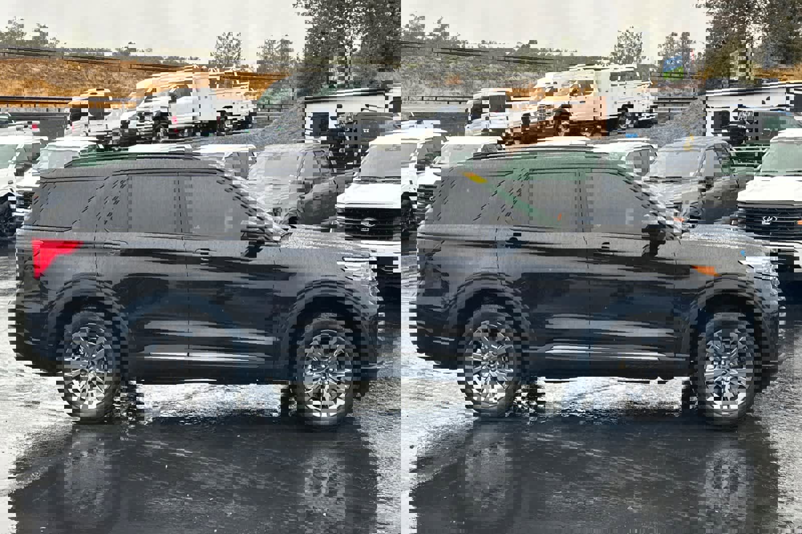 Used 2023 Ford Explorer XLT w/ Equipment Group 202A image 3