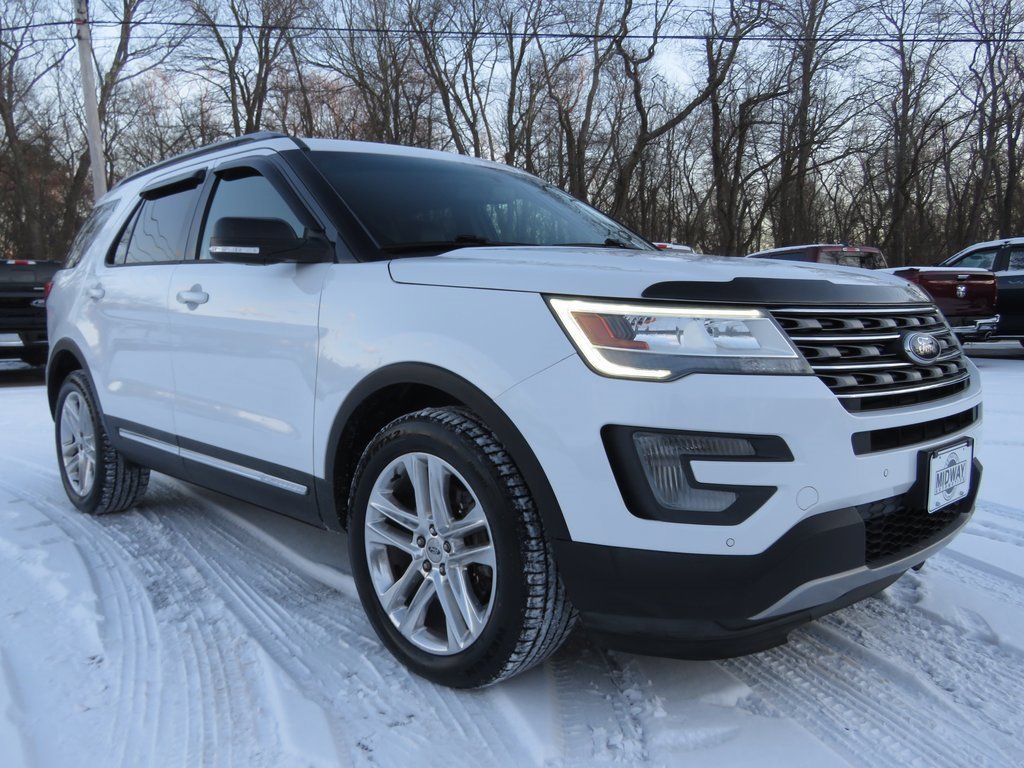 Used 2017 Ford Explorer XLT w/ Equipment Group 202A image 3