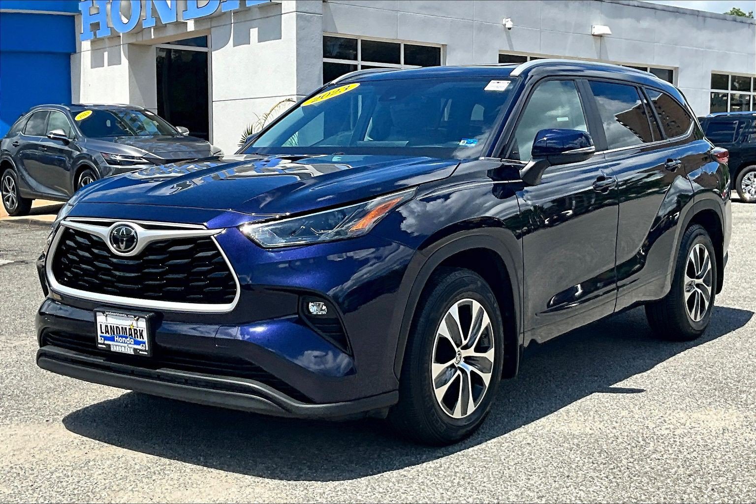 Used 2023 Toyota Highlander XLE AWD/4WD video 1