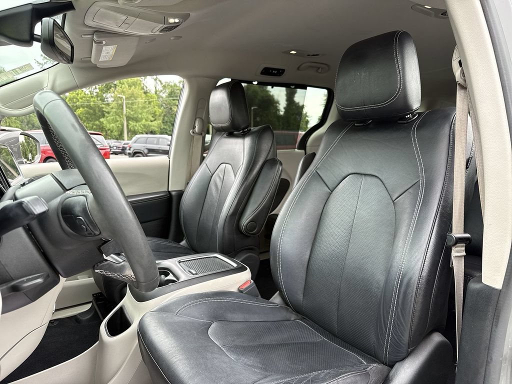 Used 2022 Chrysler Pacifica Touring-L FWD image 12
