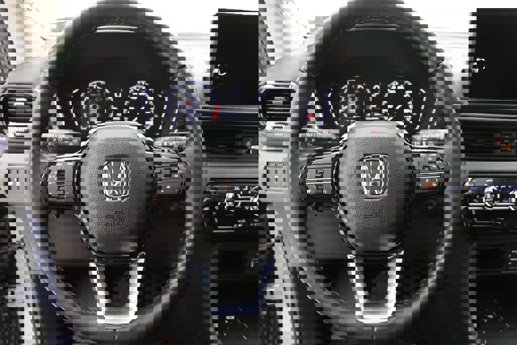 Used 2025 Honda Pilot Touring image 17