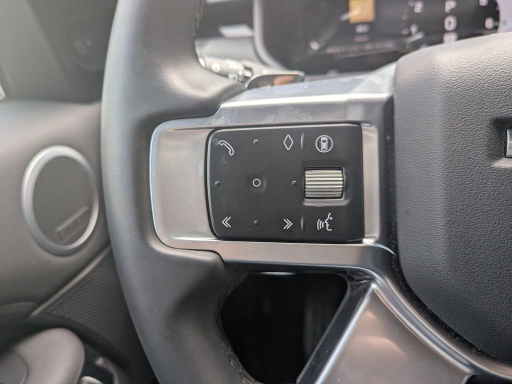 Certified 2025 Land Rover Discovery S image 28