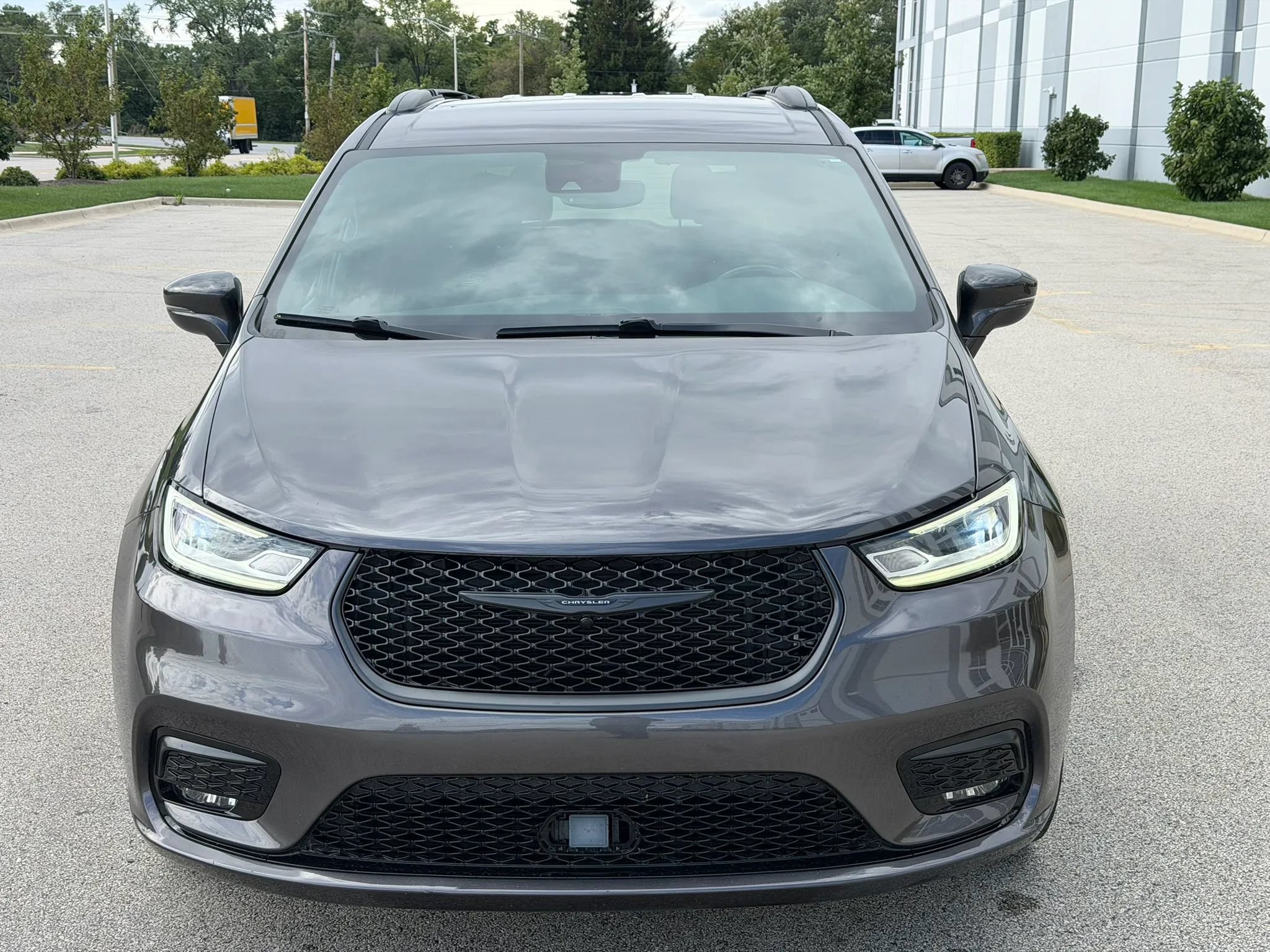 Used 2021 Chrysler Pacifica Touring w/ S Appearance Package FWD image 2