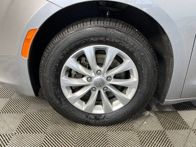 Used 2019 Chrysler Pacifica Touring-L image 11