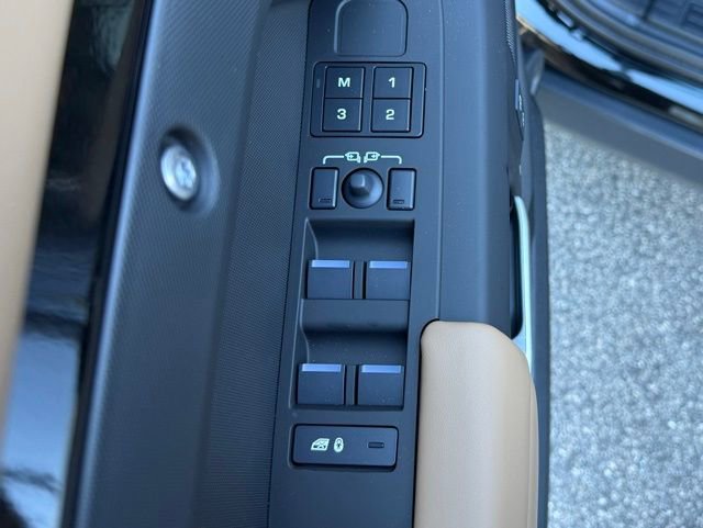 New 2025 Land Rover Defender 110 X-Dynamic SE image 17