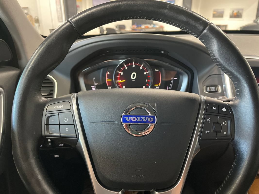 Used 2017 Volvo XC60 T5 Inscription w/ Preferred Option Package FWD image 35