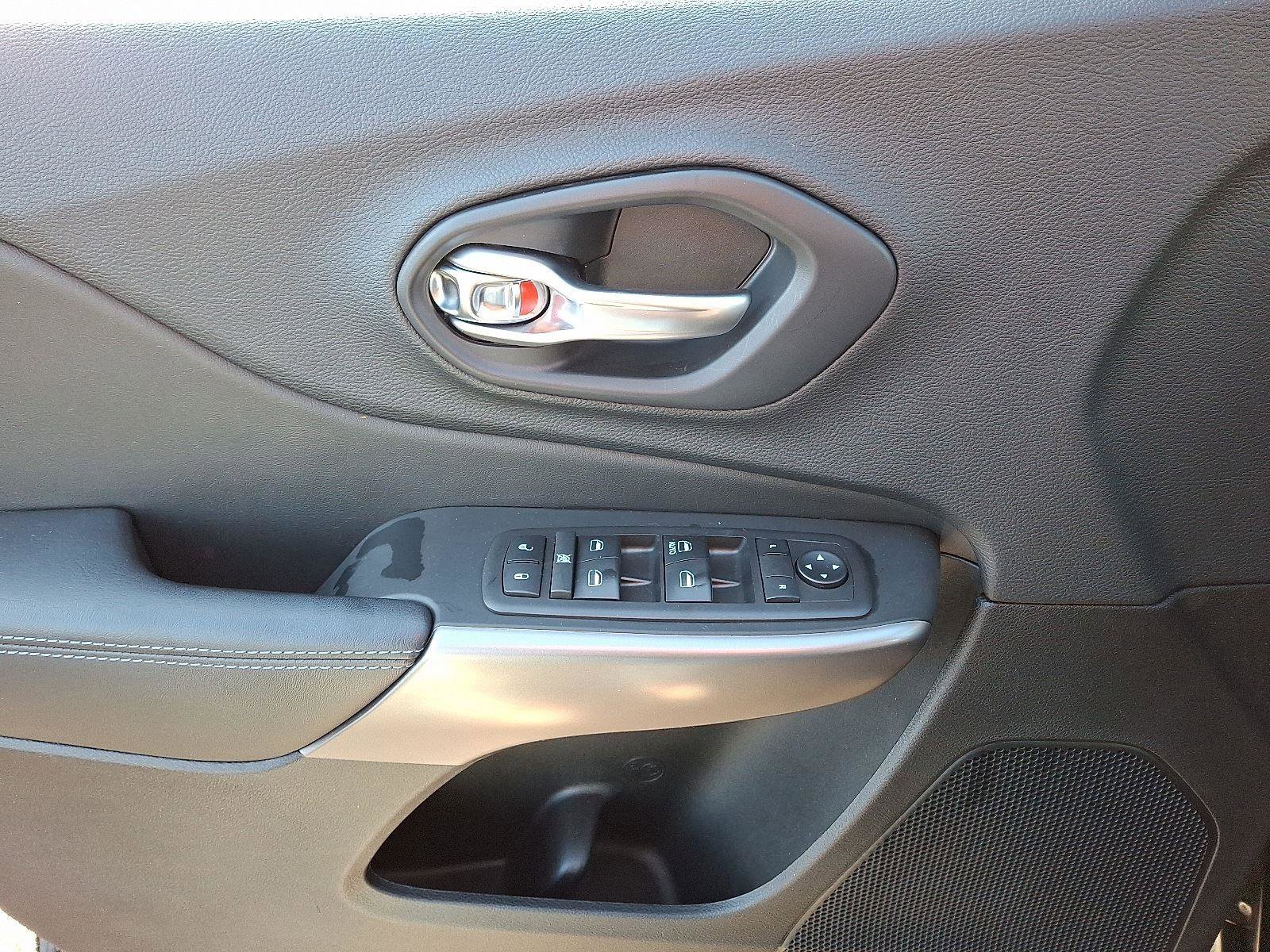 Used 2019 Jeep Cherokee Latitude w/ Cold Weather Group image 12