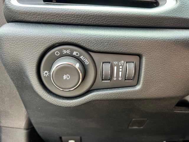 Used 2025 Chrysler Pacifica Limited FWD image 10