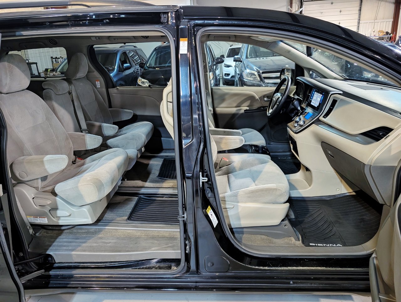 Used 2015 Toyota Sienna LE FWD image 24