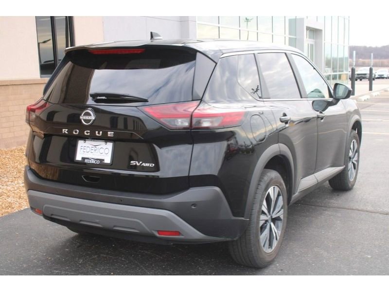 Used 2023 Nissan Rogue SV image 3