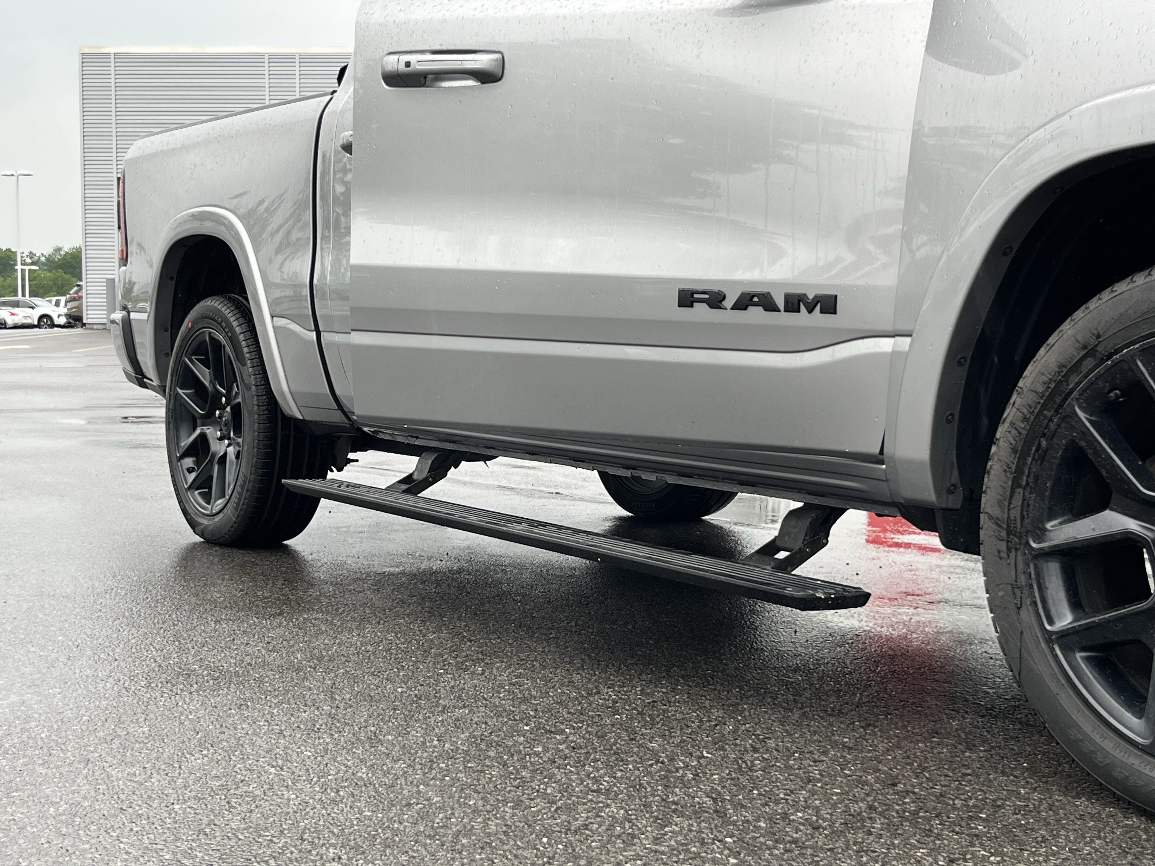 Used 2022 RAM 1500 Laramie AWD/4WD image 2
