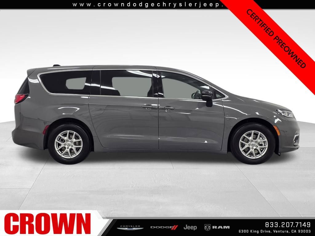 Used 2025 Chrysler Pacifica Select image 8