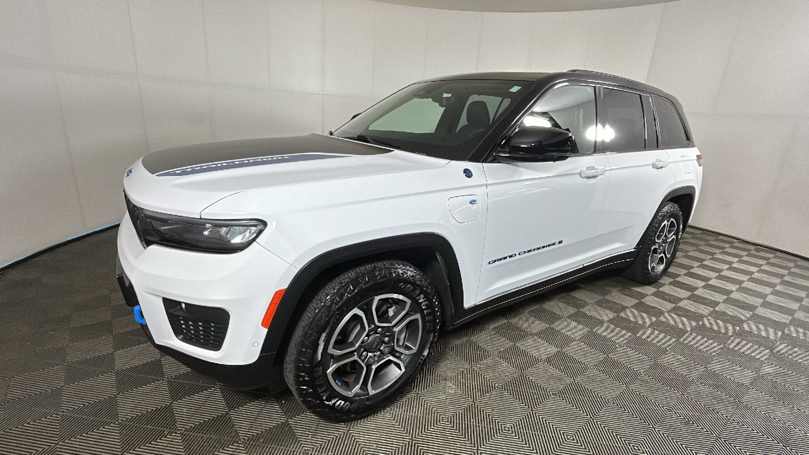 Used 2023 Jeep Grand Cherokee Trailhawk w/ Advanced Protech Group II AWD/4WD image 8