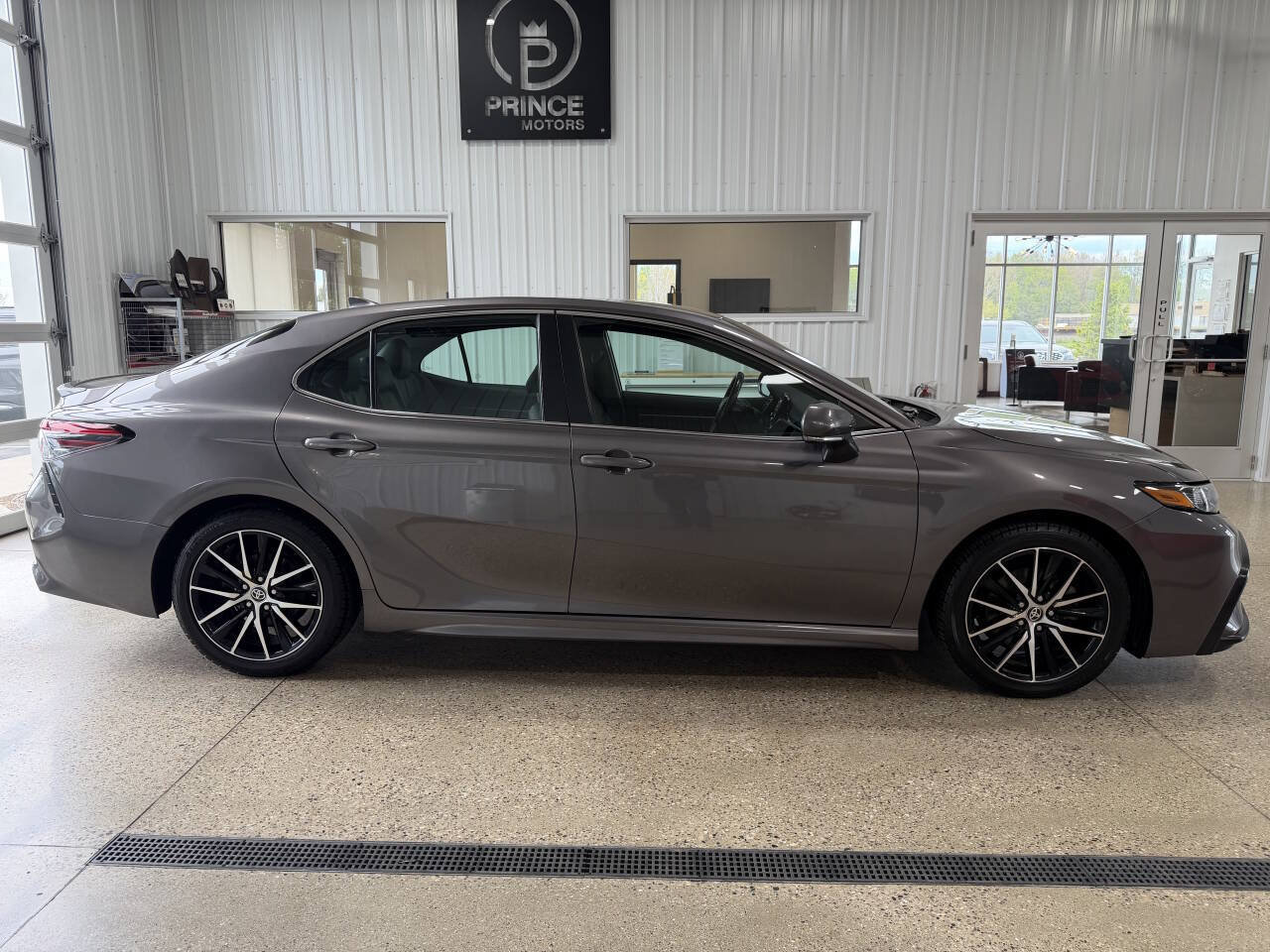 Used 2023 Toyota Camry SE FWD image 7