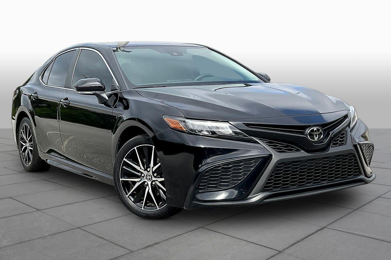 Used 2023 Toyota Camry SE FWD image 3
