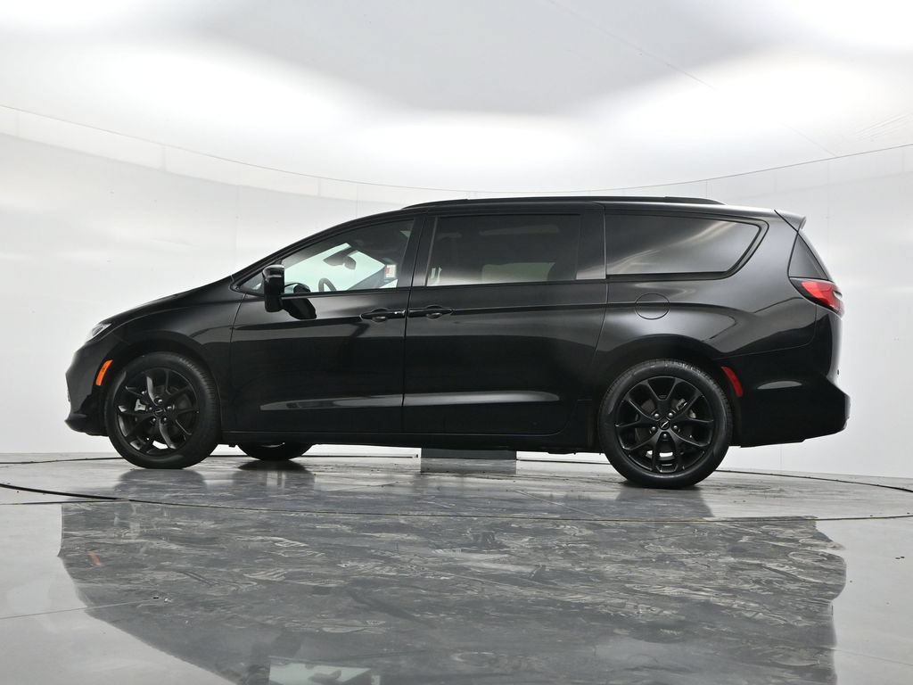 Used 2025 Chrysler Pacifica Limited FWD image 47
