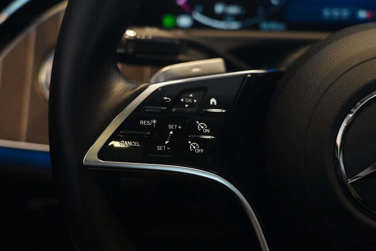 Used 2025 Mercedes-Benz E 350 4MATIC Sedan image 17