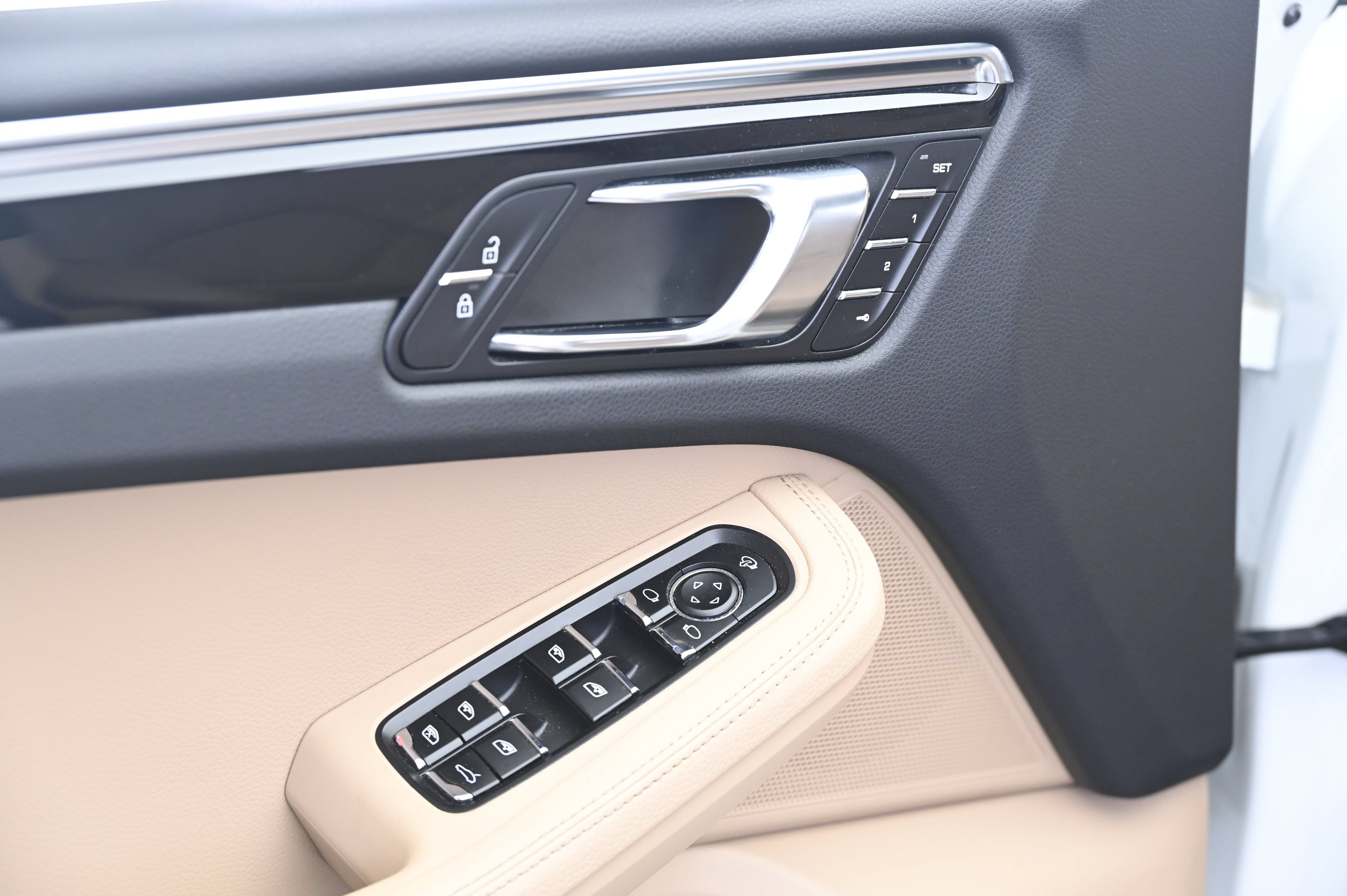 Certified 2024 Porsche Macan AWD/4WD image 27