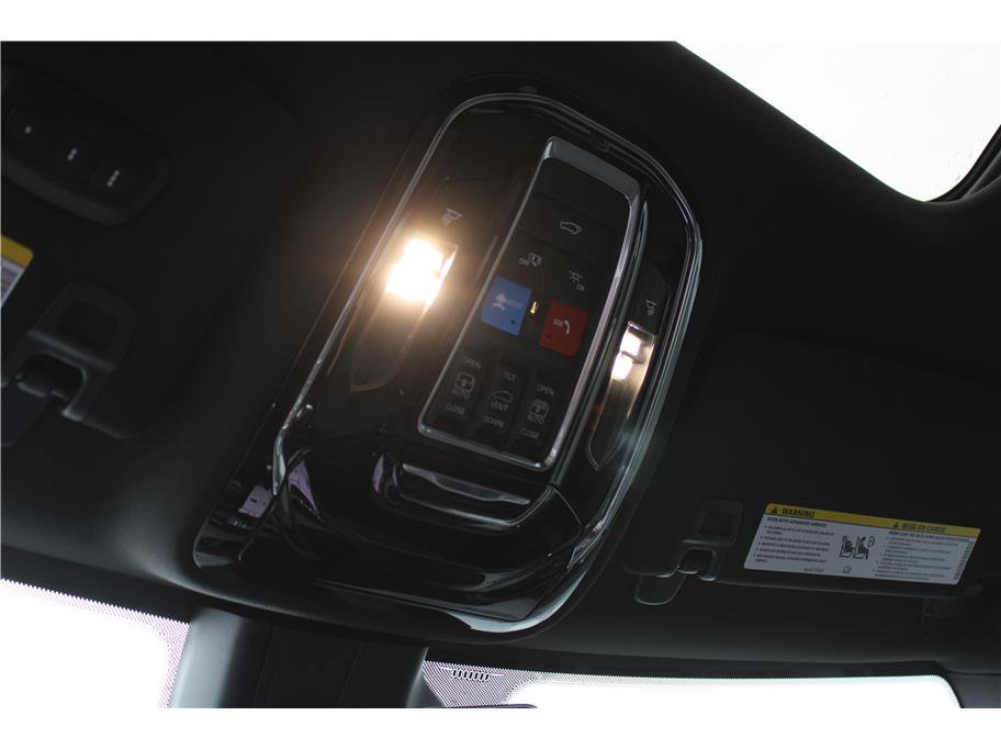 Used 2022 Jeep Grand Cherokee Overland w/ Luxury Tech Group IV AWD/4WD image 11