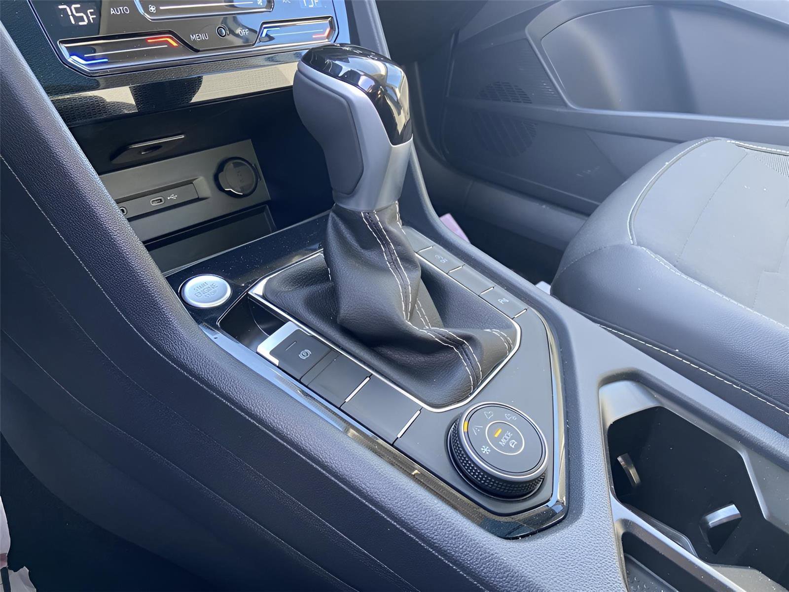 Used 2025 Volkswagen Taos SE image 34