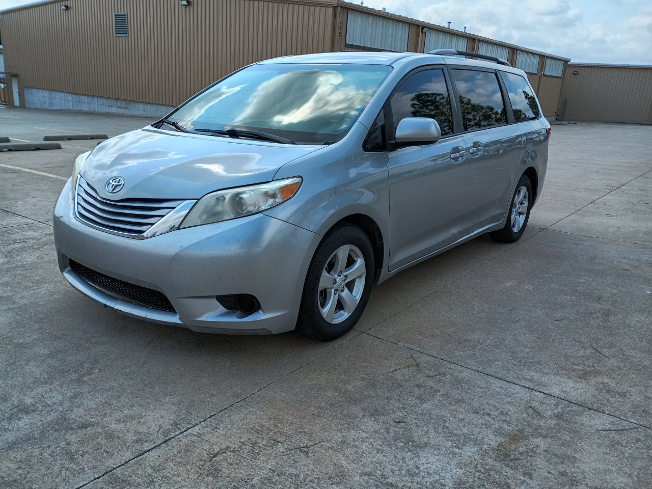 Used 2017 Toyota Sienna LE image 8
