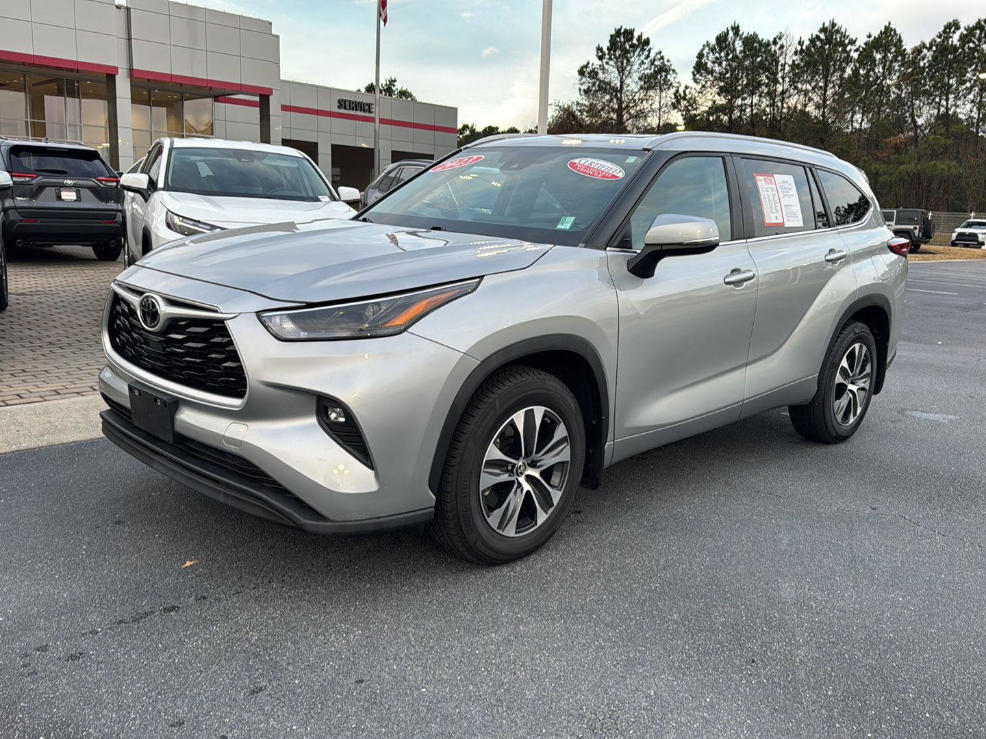 Certified 2023 Toyota Highlander XLE image 1