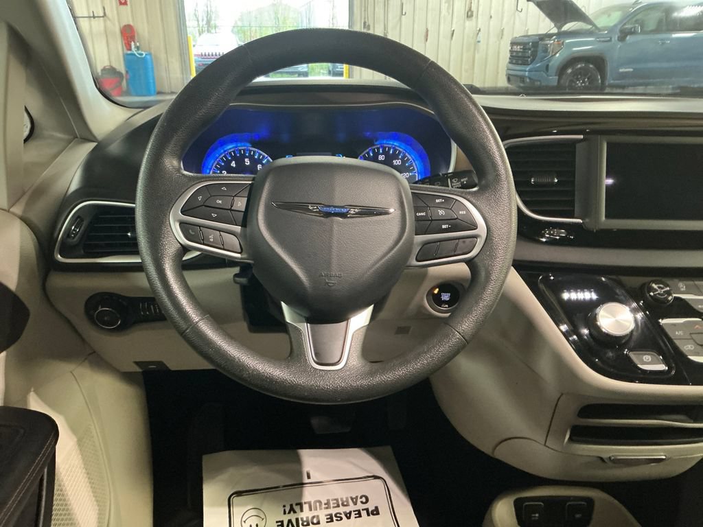 Used 2018 Chrysler Pacifica Touring Plus FWD image 17
