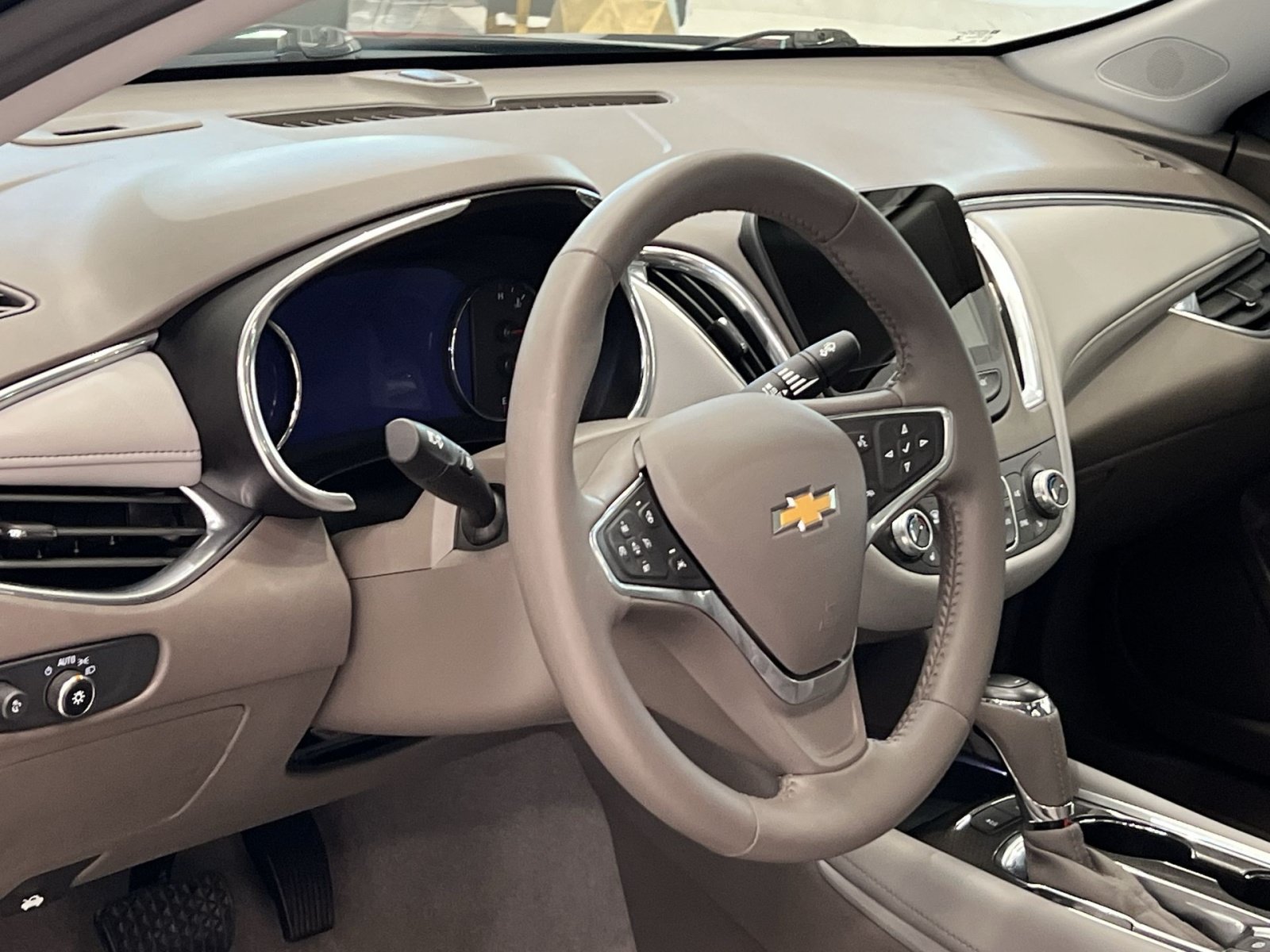 Used 2019 Chevrolet Malibu Hybrid w/ Leather Package FWD image 15